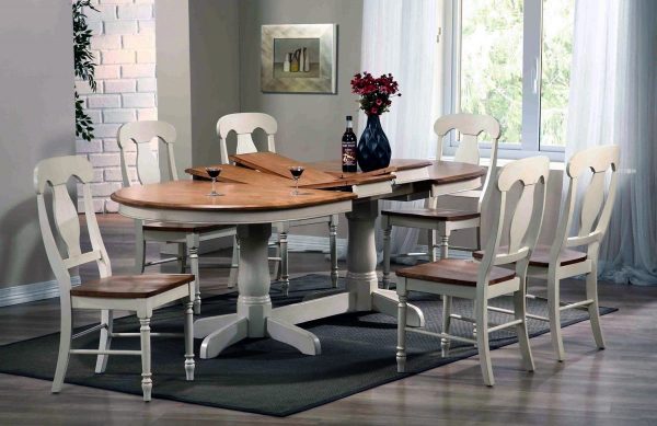 La categoria di mobili da cucina più pratica comprende tavoli da pranzo realizzati in halva o compensato di segatura, decorato con un laminato.