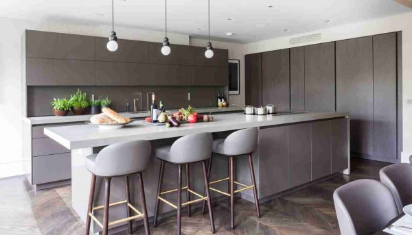 Anche un colore delle pareti ben scelto può espandere una piccola area della cucina e renderla moderna.