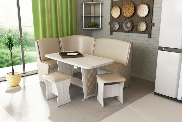 Il peut s'agir de tabourets, de chaises ou même d'un solide canapé d'angle avec une table confortable.