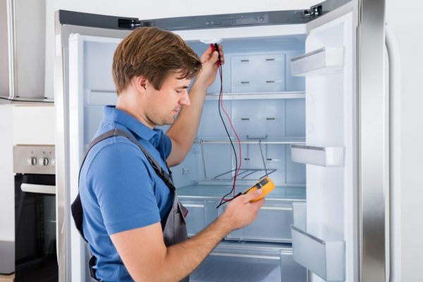 Si vous allumez le réfrigérateur immédiatement après la livraison: l'huile qui y est présente est mélangée au réfrigérant, il remplira le système de manière inégale et votre appareil tombera inévitablement en panne.
