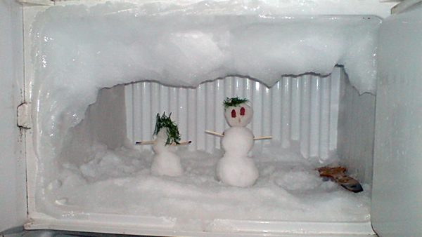Vous souhaitez décongeler rapidement un réfrigérateur?