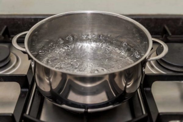 Faites chauffer une casserole d’eau à ébullition, placez-la dans le congélateur, fermez la porte.