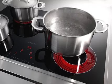Do not place the hot pot on the plastic, glass surfaces of the freezer to prevent cracks, chips, overheating, melting.