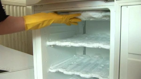 Regardless of the company and the availability of modern functions, the refrigerator should be defrosted at least once every six months.