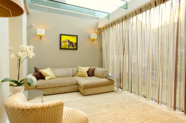 It is preferable to use light shades: beige, cream, powdery, translucent yellow.