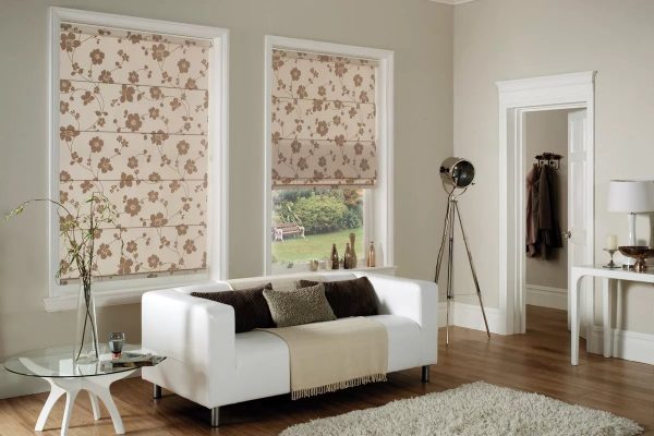 La moda per il minimalismo riporta le tende romane all'elenco delle tendenze: tele di tessuto liscio fissate sulle assi trasversali fino alle dimensioni della finestra
